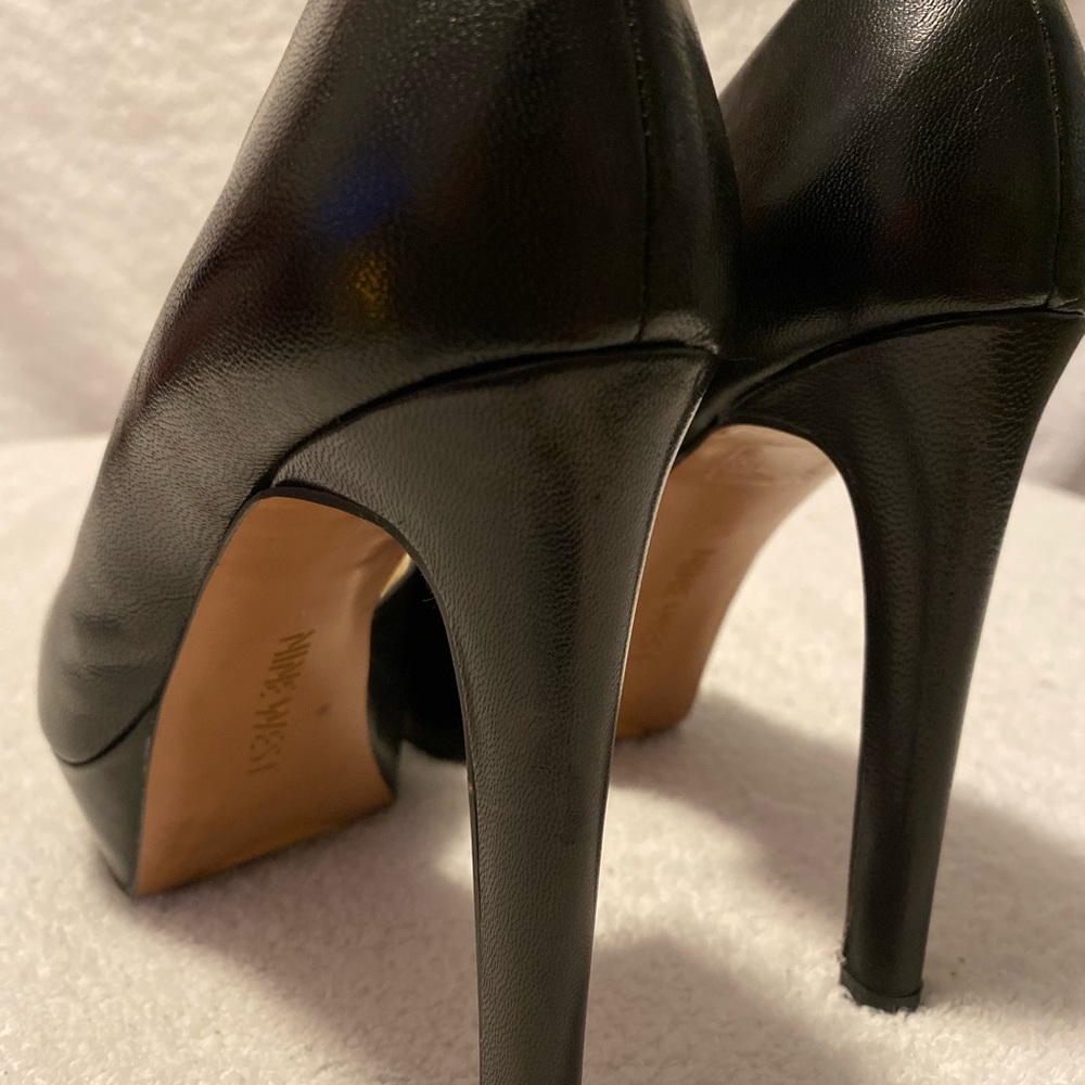 Almost brand new gorgeous heel by Nine West - box 5 - Picture 5 of 6